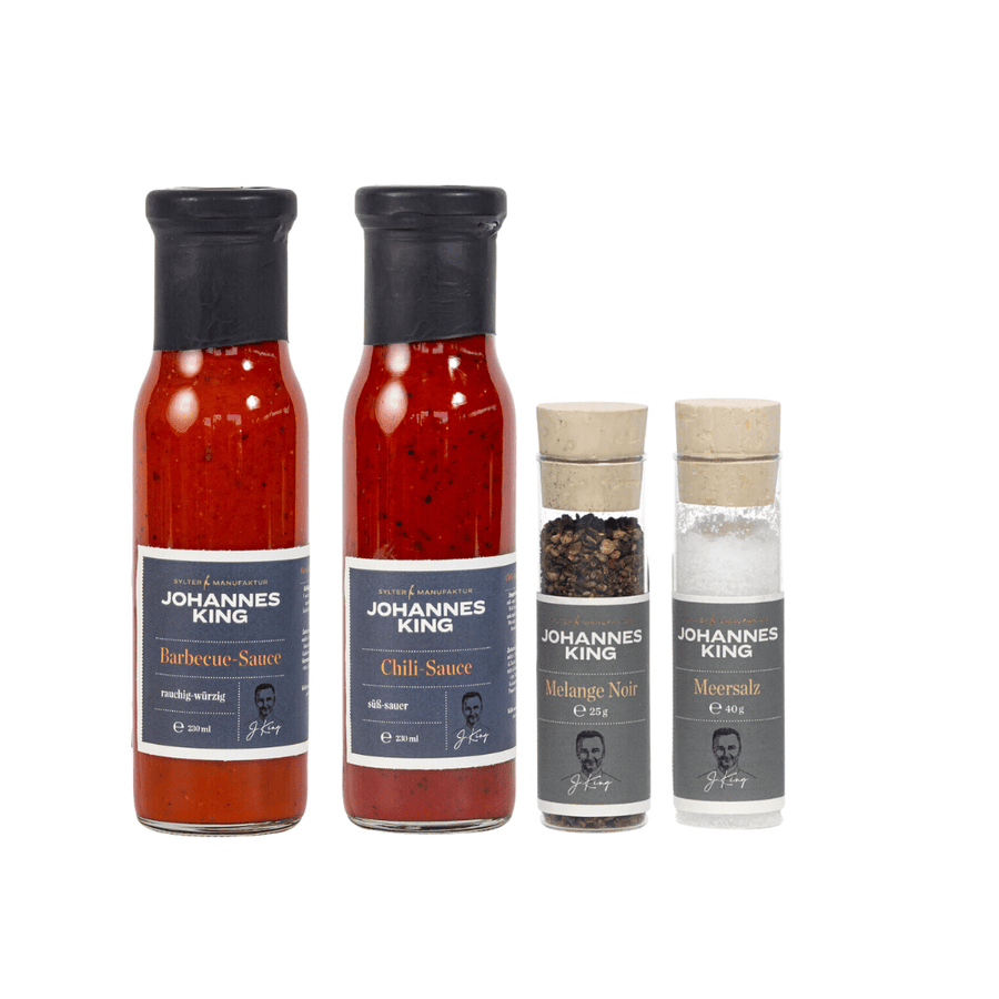 Vier Flaschen von Johannes King Kleines Fondue-Set werden in einer Reihe präsentiert, darunter Barbecue Sauce, Chili Sauce, schwarzer Gewürzmix und Me.