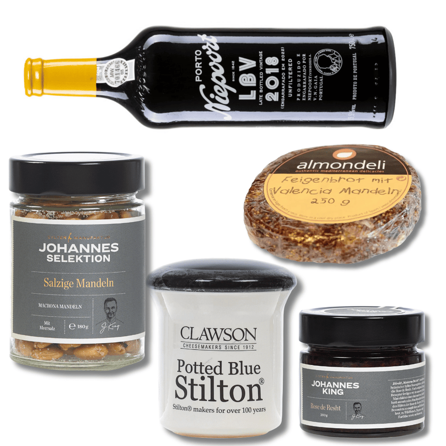 Eine Zusammenstellung von Gourmet-Lebensmitteln, darunter eine Flasche Olivenöl, ein Glas Salzmandeln, eine Runde Stilton-Käse und ein Glas Gewürz aus dem Großen Portwein-Set der Sylter Manufaktur.