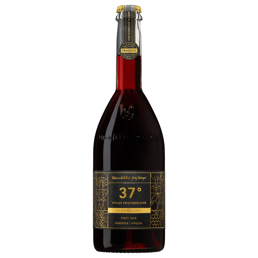 Eine Flasche dunkler, alkoholfreier Pinot Noir von Jörg Geiger mit einem gold-schwarzen Etikett mit der Nummer 37 und einem Deckel aus Goldfolie.