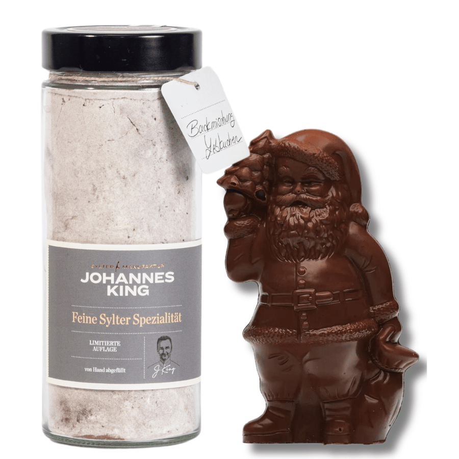 Ein Glas Gourmet-Meersalz der Marke „Sylter Manufaktur Johannes King“ neben einer Schokoladenfigur, die dem Weihnachtsmann ähnelt.