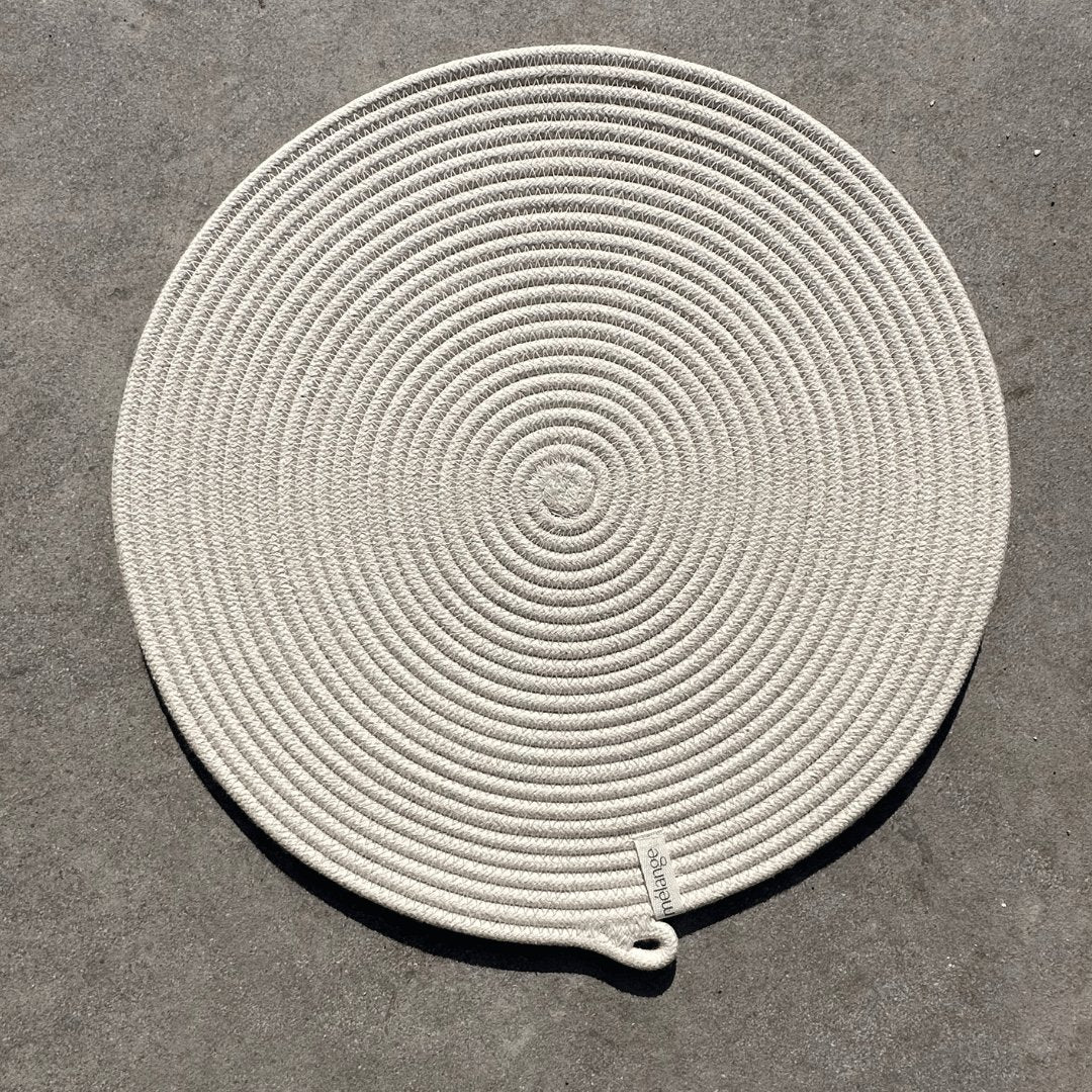 Rundgewebtes Baumwoll-Tischset (32cm) auf einer ebenen Fläche von Mia Mélange.