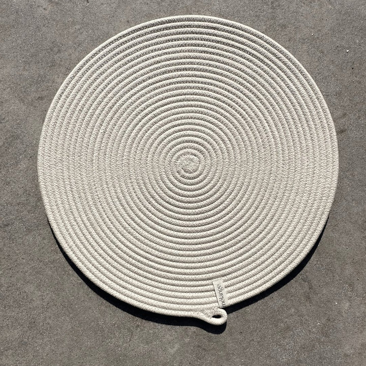 Rundgewebtes Baumwoll-Tischset (32cm) auf einer ebenen Fläche von Mia Mélange.