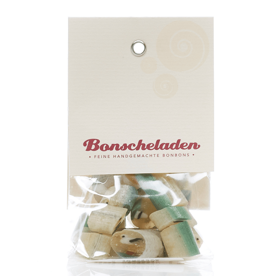 Eine Packung handgefertigter Bonscheladen Ottensen-Bonbons mit beigem Etikett vor weißem Hintergrund.