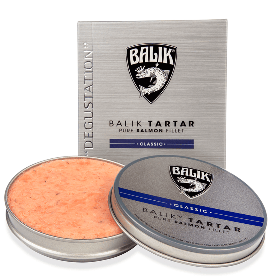 Ein Bild des Caviar House Prunier Balik Tatar – Classic, 100 g Produkt, mit reinem norwegischem Lachsfilet, präsentiert mit seiner Verpackung und einer Dose, in der der Lachsaufstrich beim Öffnen sichtbar ist.