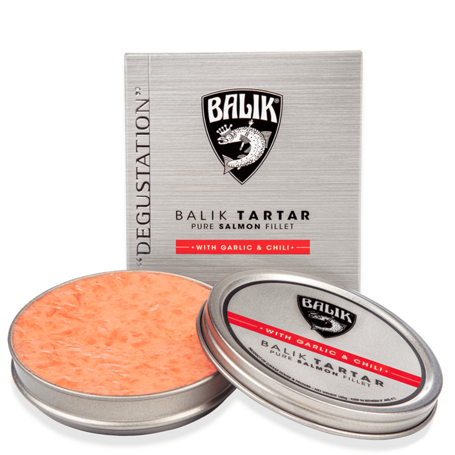 Eine pikante Delikatesse: Ein Caviar House Prunier Balik Tatar – Knoblauch & Chili Döschen aus reinem Lachsfilet, begleitet von seinem Verpackungssch.