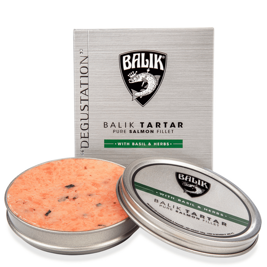 Ein Produktbild zeigt eine Dose Caviar House Prunier Balik Tatar – Basilikum & Kräuter, 100 g, zusammen mit der Verpackung.