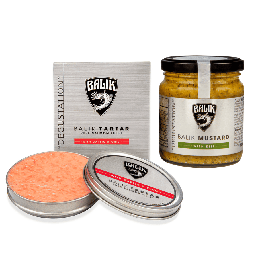 Eine Auswahl des Balik Genießer-Sets von Caviar House Prunier, darunter Tatar Knoblauch & Chili aus reinem Lachsfilet und Senf-Dill-Sauce mit Dill.
