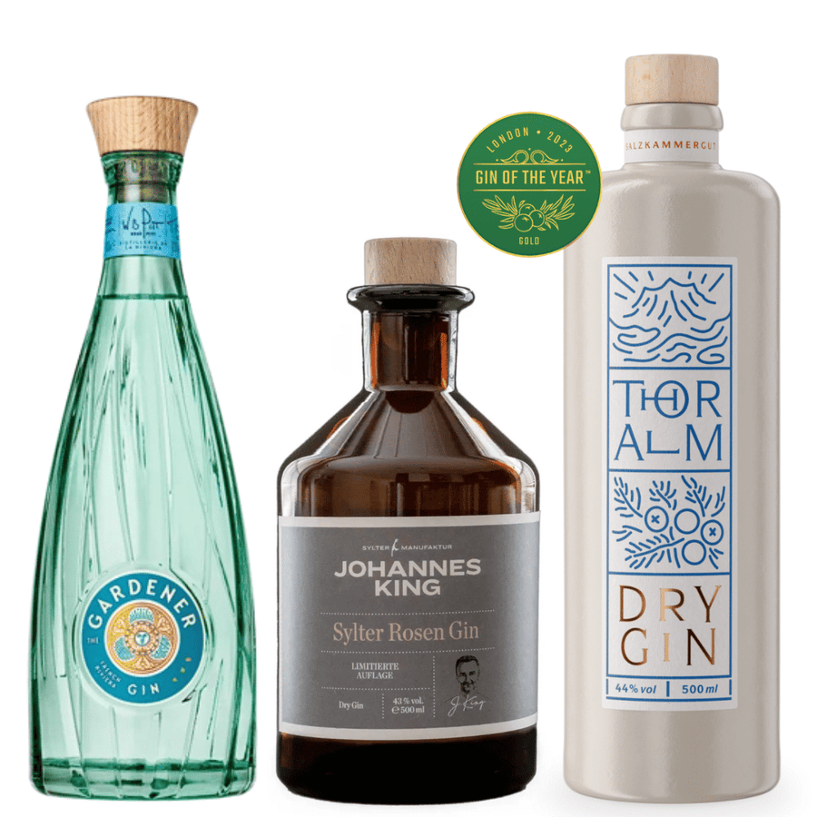 Drei verschiedene Flaschen Sylter Manufaktur Johannes King Gin-Trio-Set, jede mit einzigartigem Branding und Verpackung, darunter ein London Dry Gin, präsentiert vor einem neutralen Hintergrund.