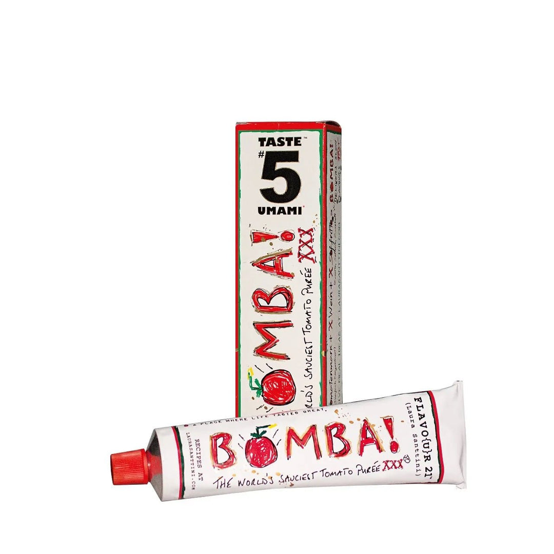 Eine Tube und Karton von „Bomba“ Bomba gewürztes Tomatenmark von Santtini, mit dem Etikett, das es als die weltweit würzigste Tomatenpüree beschreibt.